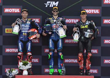 Alberto Surro (re) gemeinsam mit Can Öncü (li) und Stefano Manzi (mi) auf dem Podium