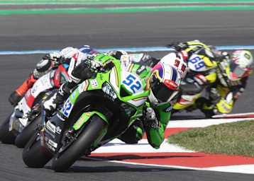 Jeremy Alcoba nimmt es mit der einzigen Kawasaki mit Triumph und Ducati auf