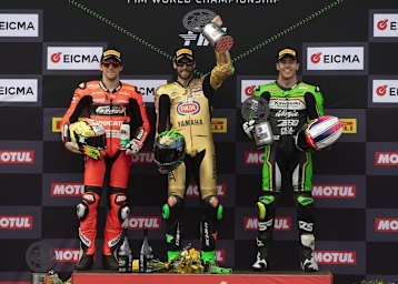 Stefano Manzi mit Sieg zum Supersport-Titel, eingerahmt von Philipp Öttl (li,) und Jeremy Alcoba (re)