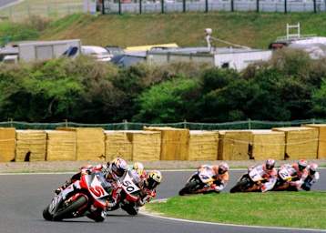 Suzuka 1998: Abe führt den Japan-GP vor Wildcard-Pilot Noriyuki Haga an. Doohan und Co. fahren hinterher