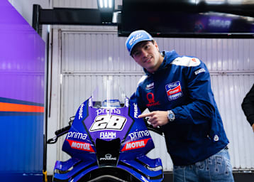 Das Versprechen wurde eingelöst: Moto2-Ass Izan Guevara durfte die Yamaha M1 fahren