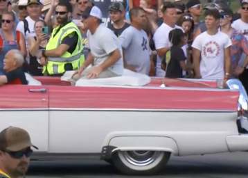 Grand Marshall Jeff Ward rollt ein