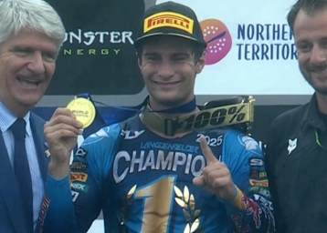 Simon Längenfelder erhält seine WM-Medaille