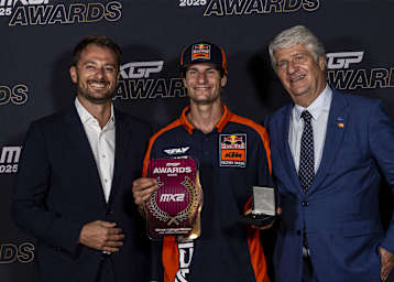 David Luongo (CEO Infront Moto Racing), Weltmeister Simon Längenfelder und FIM-Präsident Jorge Viegas