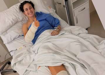 Ana Carrasco hat sich an Arm und Bein gleichzeitig operieren lassen