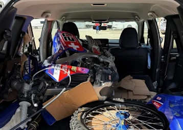 Valentin Guillod packte seine Yamaha in einen Minivan