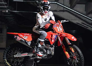 Tom Vialle mit neuem Bike und Outfit