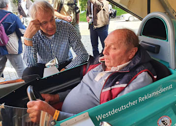 Jochen Mass im Kaimann 2022 am Rossfeld mit Besitzer Fritz Lehensteiner vorm Cockpit