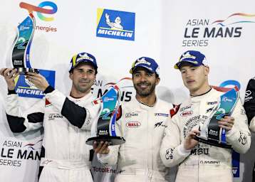 Nikita Mazepin (rechts) an der Seite von Neel Jani und Ahmad Al Harthy