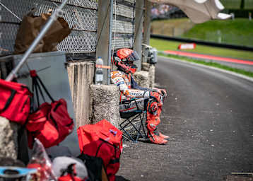 «Ratlos»: Marc Márquez ratlos in Mugello, als er im Rennen in der letzten Kurve gestürzt ist