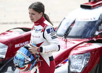 Lilou Wadoux vor einem Oreca 07