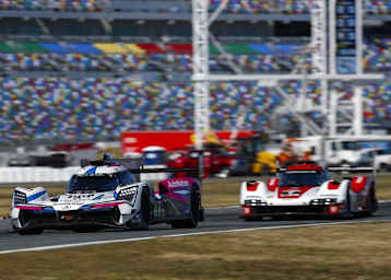 Der Acura ARX-06 vor dem Porsche 963