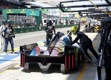 Heck des Peugeot 9X8 beim Tanken