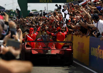 Triumphfahrt: Der Ferrari 499P von Alessandro Pier Guidi, James Calado und Antonio Giovinazzi auf dem Weg zum Podium in Le Mans