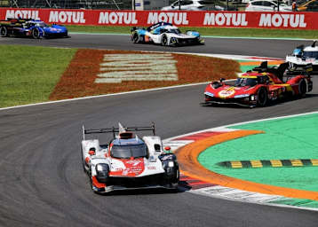 Toyota GR010 Hybrid vor Ferrari 499P