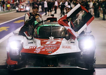 Großer Jubel bei Ryo Hirakawa (li.), Sébastien Buemi (re.) sowie Brendon Hartley (am Steuer des Toyota GR010 Hybrid)