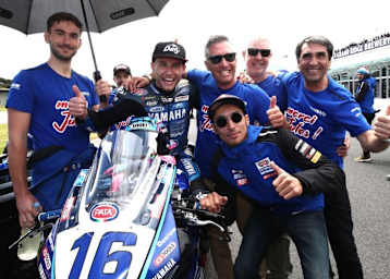 Jules Cluzel bekam auch Besuch von Yamaha-Star Toprak Razgatlioglu