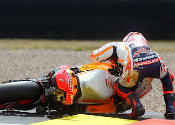 Marc Márquez und seine RC213V am Boden
