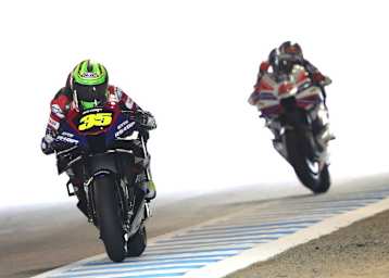 Yamaha-Testfahrer Cal Crutchlow vor der Ducati GP23 von Johann Zarco