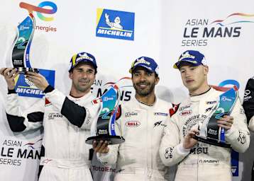Nikita Mazepin an der Seite von Neel Jani und Ahmad Al Harthy in Abu Dhabi