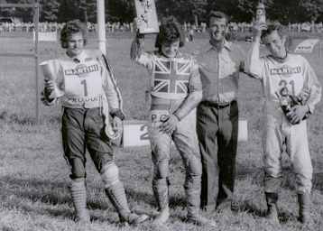 Heinz Schneider (2.v.r) mit (v.l.) Chris Baybutt, Steve Hartley und Gottfried Schwarze 1975 beim Rennen in Zweibrücken
