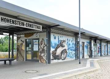 Die Stadt Hohenstein-Ernstthal ließ den Bahnhof dauerhaft mit Rennmotiven verschönern