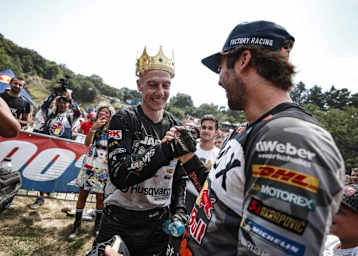 Graham Jarvis setzte sich gleich die Krone auf, Lettenbichler gratuliert