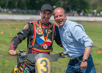 Martin Malek (l.) war überall, wie hier bei Stephan Prante vom DMSC Bielefeld, ein gerngesehener Gast