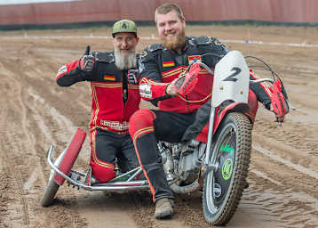 So möchte man Peter Maurer (links) in Erinnerung behalten (hier fröhlich mit Fabian Müller in Hechthausen)