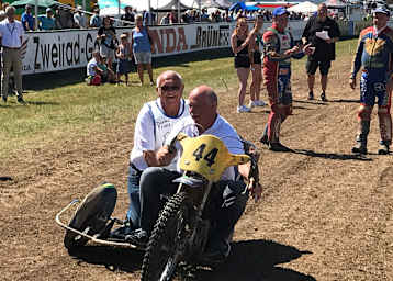 Der neue, Stefan Sonntag, kutschierte den alten Vorsitzenden Franz Pickenhahn im Gespann von Oswald Bischoff und Mario Siebert (hinten) um die Bahn