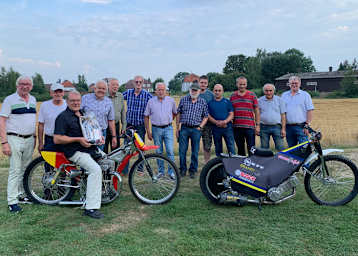 Kurt Harries (links auf dem Bike) feierte seinen 70. Geburtstag mit Bahnsportfreunden