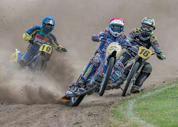 Eenrum: Jannick de Jong vor seinen Landsleuten Mika Meijer (16) und William Kruit