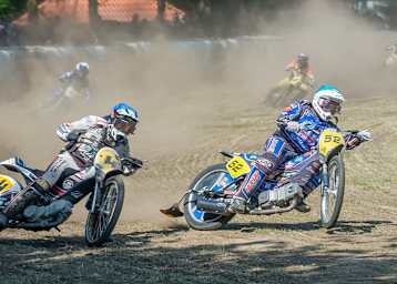 Jannick de Jong (52) im Zweikampf mit dem Briten Andrew Appleton (4)