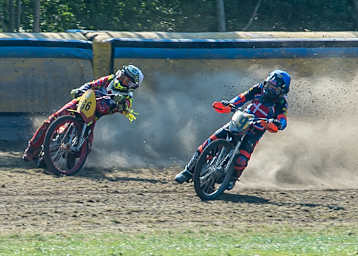 Romano Hummel (l.) und Jacob Bukhave in einem sehenswerten Duell