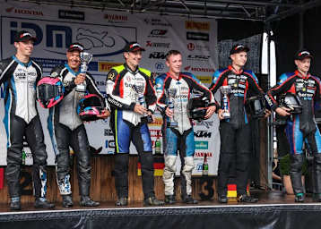 Podest in Schleiz: Sattler/Schmidt (Mitte), Peugeot/Peugeot (l.) und Göttlich/Krieg