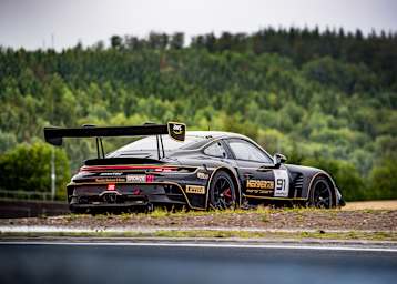 Heinemann steuert den Herberth Motorsport Porsche im legendären JPS-Design