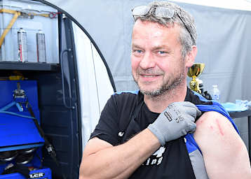 Der fünffache Weltmeister Pekka Päivärinta zeigt die Narben seiner Schulter-OP
