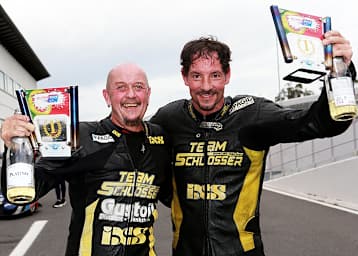 Markus Schlosser (re.) und Marcel Fries holen sich den Sieg im ersten Rennen in Estoril