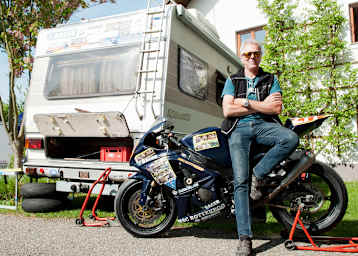Das motorsportliche Urgestein Toni Rechberger mit seiner betagten Suzuki GSX-1000R