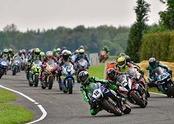 Lukas Maurer (18) führt die Meute vor dem späteren Sieger Thijs Peeters (84) in die erste Kurve