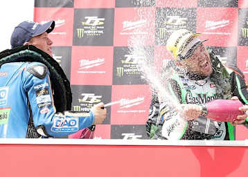 Verdiente Sektdusche für Dean Harrison (li.) und Peter Hickman nach der Senior-TT 2022