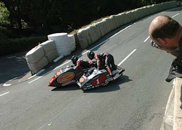 Dave Molyneux/Rick Long bei ihrer Fahrt zum TT-Sieg