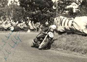 Bob McIntyre fuhr 1957 als erste Fahrer bei der Tourist Trophy eine Runde mit mehr als 100 Meilen pro Stunde