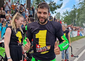 Das Meister T-Shirt war bei Lukas Maurer vorsichtshalber bereits vorbereitet