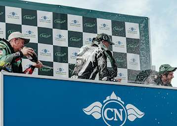 Sektdusche für McGuinness, Harrison und Browne (vlnr.)