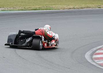 Stephen Kershaw/Ryan Charlwood legen schwarze Streifen auf den Asphalt