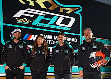 Faye Ho mit ihrem Macau-GP-Aufgebot Hickman, Brookes und Rutter