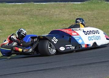 Beifahrer Luca Schmidt: Gruß an den SPEEDWEEK-Fotografen