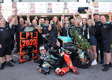 Peter Hickman liegt seiner Teamchefin Faye Ho zu Füßen