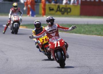 Nach Platz 10 beim Heim-GP 1995 ließ sich Chili auf der Cagiva feiern